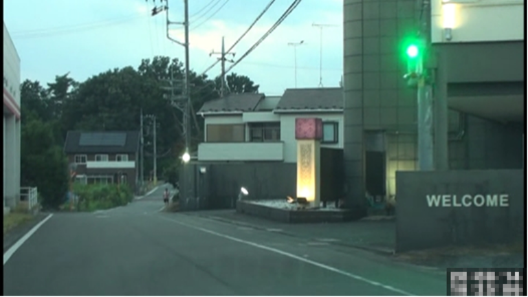 二人を乗せた車両が入庫したラブホテルの外観