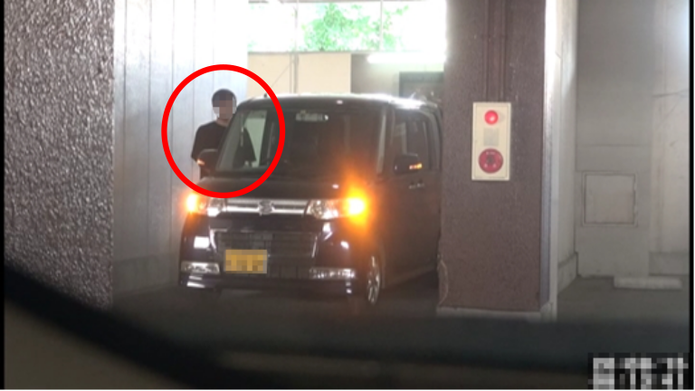 浮気相手の男性が車に乗り込むのを確認