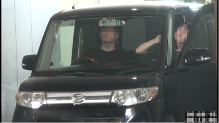 続いてA子が車に乗り込むのを確認