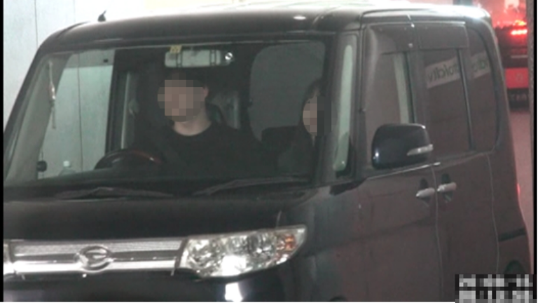 ラブホテルの駐車場から出る二人