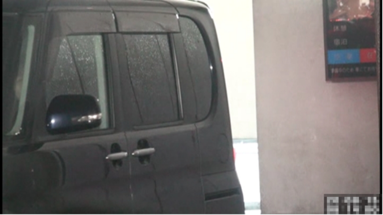 ラブホテルの駐車場から出る二人